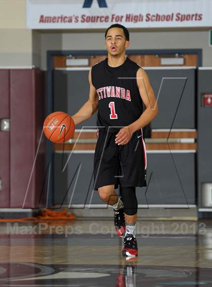Thumbnail 2 in Calabasas vs. Etiwanda (MaxPreps Holiday Classic) photogallery.
