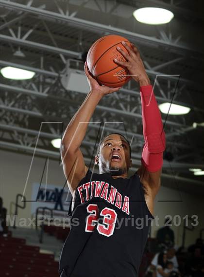 Thumbnail 3 in Calabasas vs. Etiwanda (MaxPreps Holiday Classic) photogallery.
