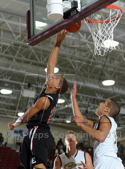 Thumbnail 3 in Calabasas vs. Etiwanda (MaxPreps Holiday Classic) photogallery.