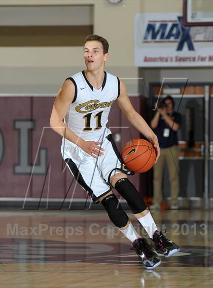 Thumbnail 2 in Calabasas vs. Etiwanda (MaxPreps Holiday Classic) photogallery.