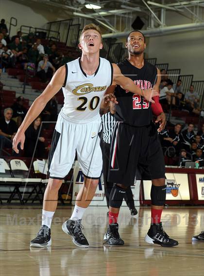 Thumbnail 2 in Calabasas vs. Etiwanda (MaxPreps Holiday Classic) photogallery.