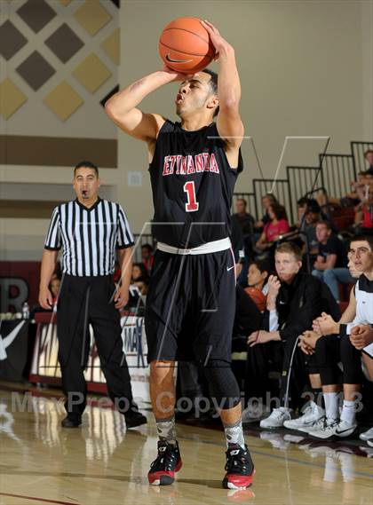 Thumbnail 3 in Calabasas vs. Etiwanda (MaxPreps Holiday Classic) photogallery.