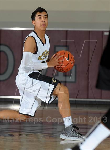 Thumbnail 3 in Calabasas vs. Etiwanda (MaxPreps Holiday Classic) photogallery.