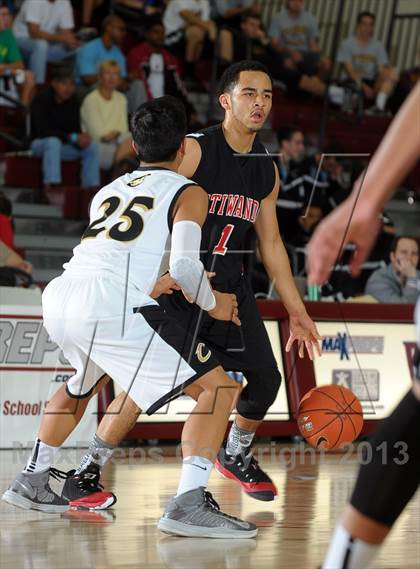 Thumbnail 1 in Calabasas vs. Etiwanda (MaxPreps Holiday Classic) photogallery.