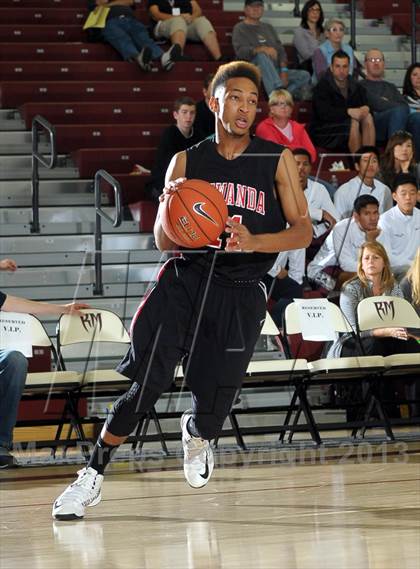 Thumbnail 3 in Calabasas vs. Etiwanda (MaxPreps Holiday Classic) photogallery.