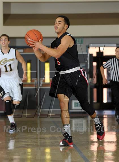 Thumbnail 2 in Calabasas vs. Etiwanda (MaxPreps Holiday Classic) photogallery.