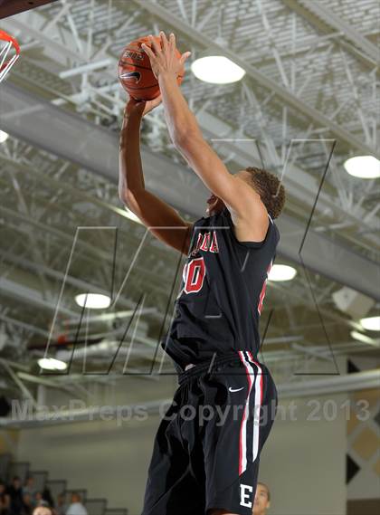 Thumbnail 3 in Calabasas vs. Etiwanda (MaxPreps Holiday Classic) photogallery.