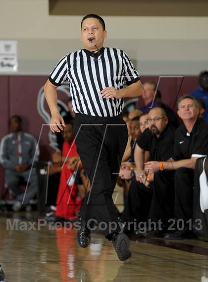 Thumbnail 2 in Calabasas vs. Etiwanda (MaxPreps Holiday Classic) photogallery.