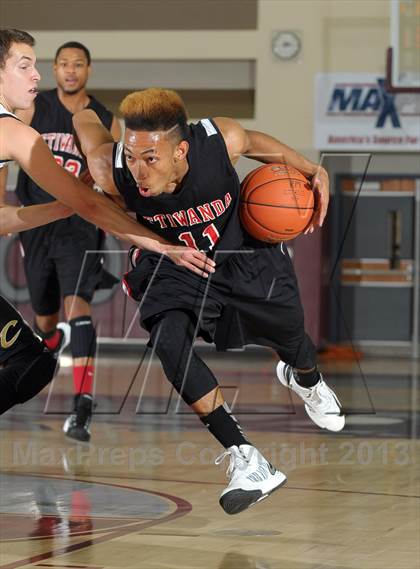 Thumbnail 3 in Calabasas vs. Etiwanda (MaxPreps Holiday Classic) photogallery.