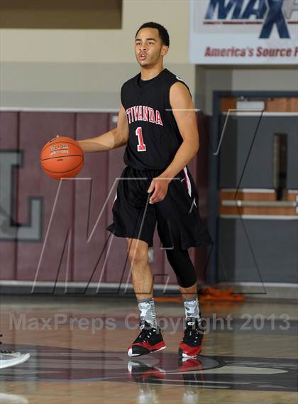 Thumbnail 3 in Calabasas vs. Etiwanda (MaxPreps Holiday Classic) photogallery.