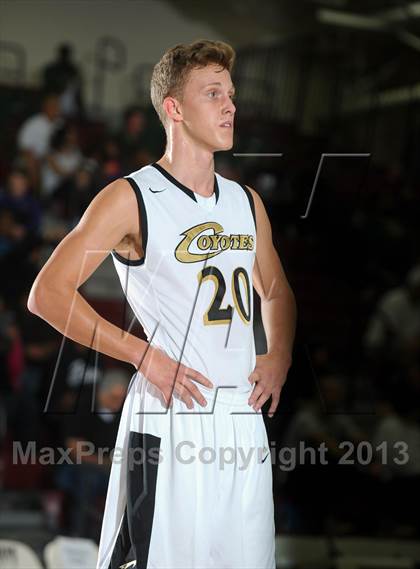 Thumbnail 3 in Calabasas vs. Etiwanda (MaxPreps Holiday Classic) photogallery.