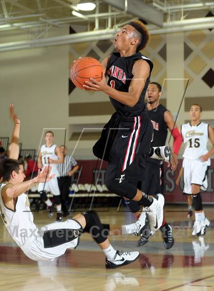 Thumbnail 2 in Calabasas vs. Etiwanda (MaxPreps Holiday Classic) photogallery.