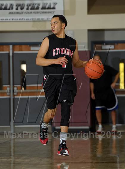 Thumbnail 2 in Calabasas vs. Etiwanda (MaxPreps Holiday Classic) photogallery.