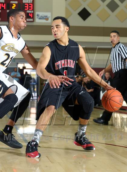 Thumbnail 2 in Calabasas vs. Etiwanda (MaxPreps Holiday Classic) photogallery.