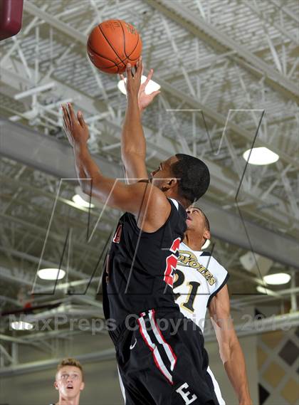 Thumbnail 1 in Calabasas vs. Etiwanda (MaxPreps Holiday Classic) photogallery.