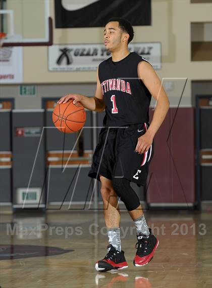 Thumbnail 1 in Calabasas vs. Etiwanda (MaxPreps Holiday Classic) photogallery.
