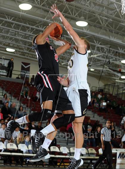 Thumbnail 2 in Calabasas vs. Etiwanda (MaxPreps Holiday Classic) photogallery.