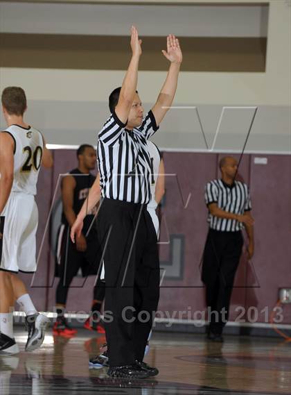 Thumbnail 1 in Calabasas vs. Etiwanda (MaxPreps Holiday Classic) photogallery.