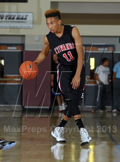 Thumbnail 2 in Calabasas vs. Etiwanda (MaxPreps Holiday Classic) photogallery.