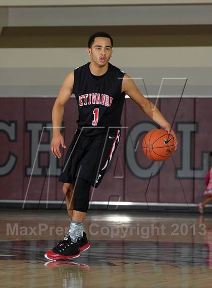 Thumbnail 1 in Calabasas vs. Etiwanda (MaxPreps Holiday Classic) photogallery.