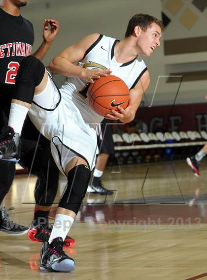 Thumbnail 1 in Calabasas vs. Etiwanda (MaxPreps Holiday Classic) photogallery.