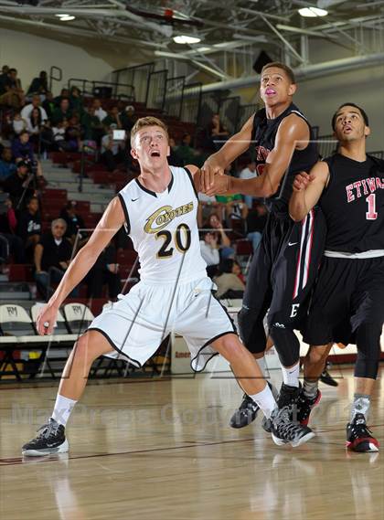 Thumbnail 2 in Calabasas vs. Etiwanda (MaxPreps Holiday Classic) photogallery.