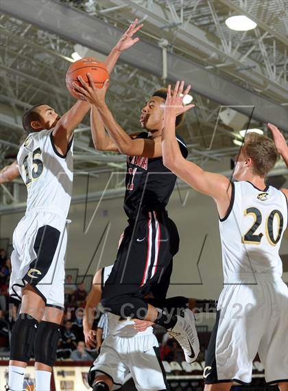 Thumbnail 3 in Calabasas vs. Etiwanda (MaxPreps Holiday Classic) photogallery.