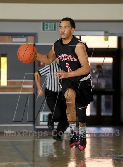 Thumbnail 1 in Calabasas vs. Etiwanda (MaxPreps Holiday Classic) photogallery.
