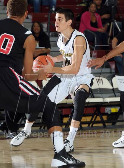 Thumbnail 3 in Calabasas vs. Etiwanda (MaxPreps Holiday Classic) photogallery.
