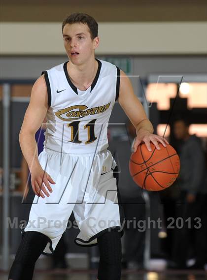 Thumbnail 3 in Calabasas vs. Etiwanda (MaxPreps Holiday Classic) photogallery.