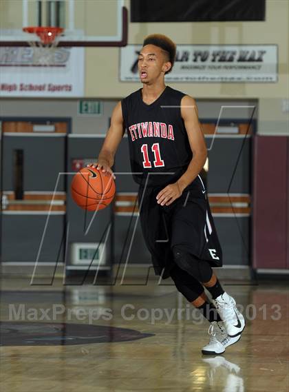 Thumbnail 2 in Calabasas vs. Etiwanda (MaxPreps Holiday Classic) photogallery.