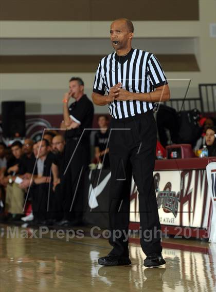Thumbnail 2 in Calabasas vs. Etiwanda (MaxPreps Holiday Classic) photogallery.