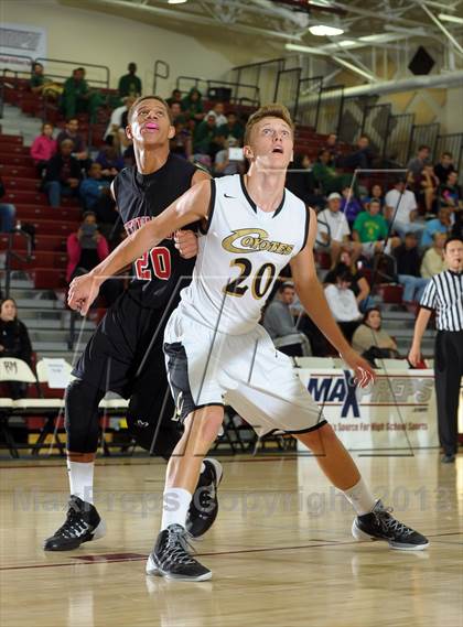 Thumbnail 2 in Calabasas vs. Etiwanda (MaxPreps Holiday Classic) photogallery.