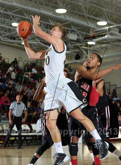 Thumbnail 3 in Calabasas vs. Etiwanda (MaxPreps Holiday Classic) photogallery.