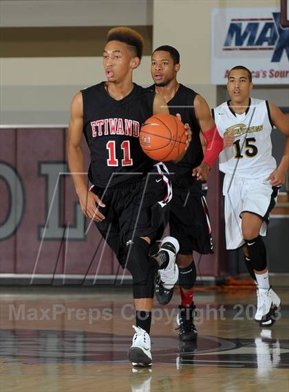 Thumbnail 3 in Calabasas vs. Etiwanda (MaxPreps Holiday Classic) photogallery.