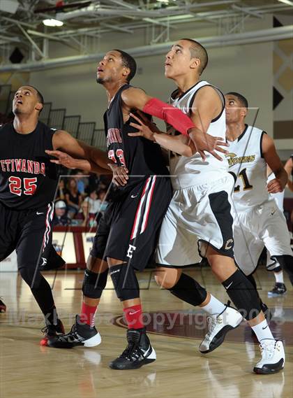 Thumbnail 2 in Calabasas vs. Etiwanda (MaxPreps Holiday Classic) photogallery.