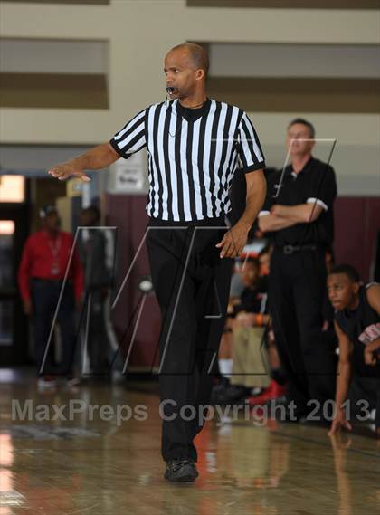 Thumbnail 1 in Calabasas vs. Etiwanda (MaxPreps Holiday Classic) photogallery.