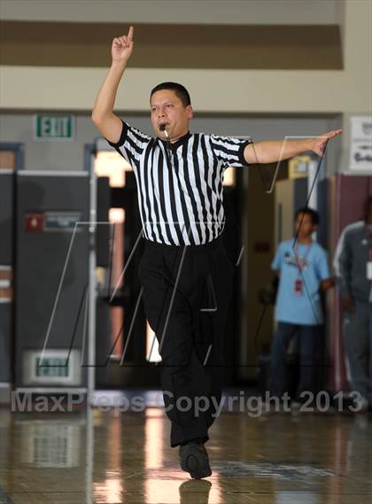 Thumbnail 3 in Calabasas vs. Etiwanda (MaxPreps Holiday Classic) photogallery.