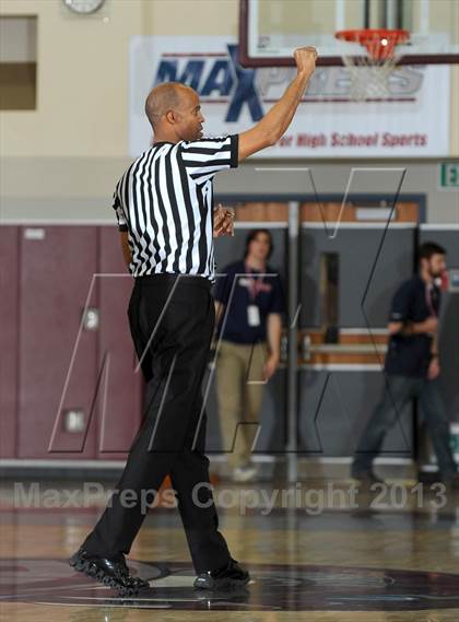 Thumbnail 3 in Calabasas vs. Etiwanda (MaxPreps Holiday Classic) photogallery.
