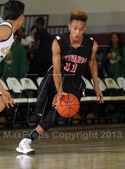 Thumbnail 2 in Calabasas vs. Etiwanda (MaxPreps Holiday Classic) photogallery.