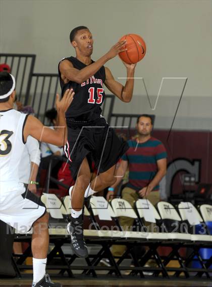 Thumbnail 3 in Calabasas vs. Etiwanda (MaxPreps Holiday Classic) photogallery.