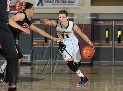 Thumbnail 1 in Calabasas vs. Etiwanda (MaxPreps Holiday Classic) photogallery.