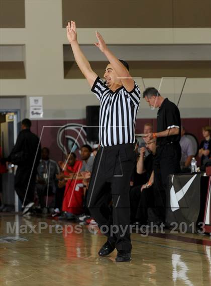 Thumbnail 3 in Calabasas vs. Etiwanda (MaxPreps Holiday Classic) photogallery.