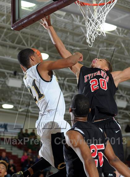 Thumbnail 3 in Calabasas vs. Etiwanda (MaxPreps Holiday Classic) photogallery.