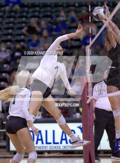 Thumbnail 1 in Midlothian vs Forney Playoff 5A Bi-District photogallery.