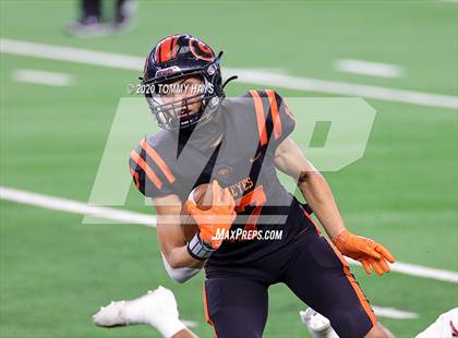 Thumbnail 2 in Carthage vs. Gilmer (UIL 4A Division 2 State Final) photogallery.