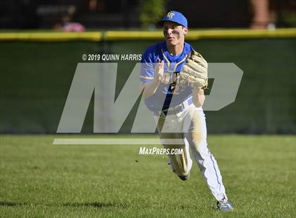 Thumbnail 3 in Lyons vs Argo (IHSA 4A Regional Semifinal) photogallery.