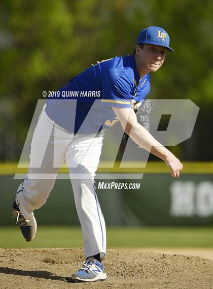Thumbnail 3 in Lyons vs Argo (IHSA 4A Regional Semifinal) photogallery.