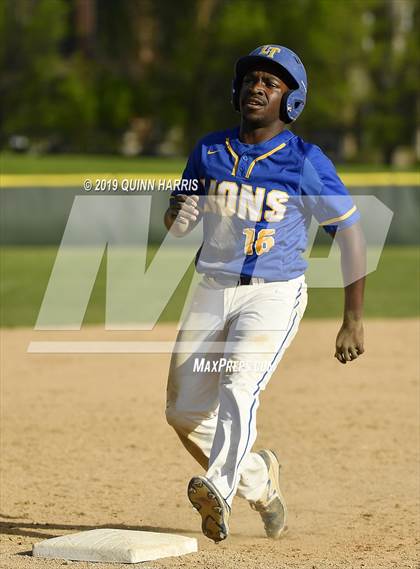 Thumbnail 3 in Lyons vs Argo (IHSA 4A Regional Semifinal) photogallery.