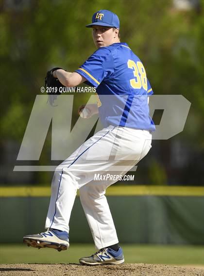 Thumbnail 3 in Lyons vs Argo (IHSA 4A Regional Semifinal) photogallery.